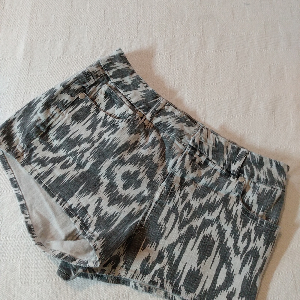 Shorts by Tinseltown size 8 medium spring is here